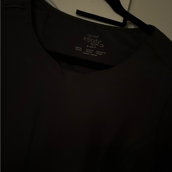 Cherokee Infinity Scrub Top - Picture 2 of 3